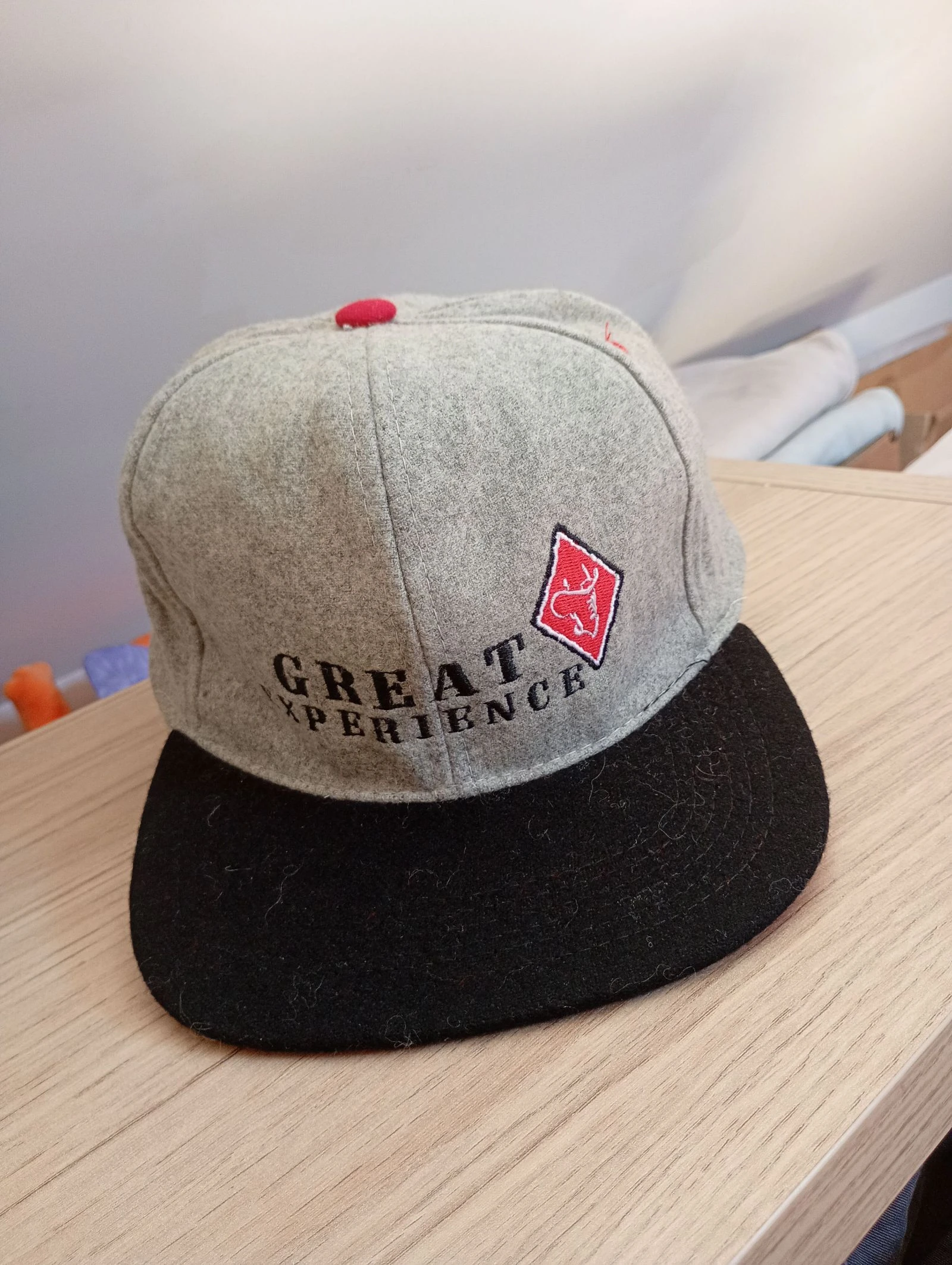 Casquette vintage années 90 snapback réglable grise et noir